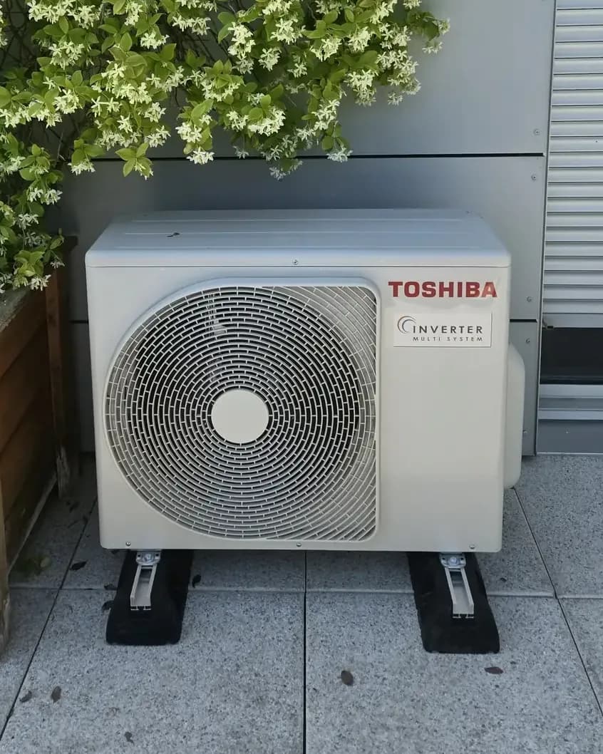 Unité extérieure Toshiba multi-split posée sur la terrasse d'un logement à Corenc par Air Eco Clim