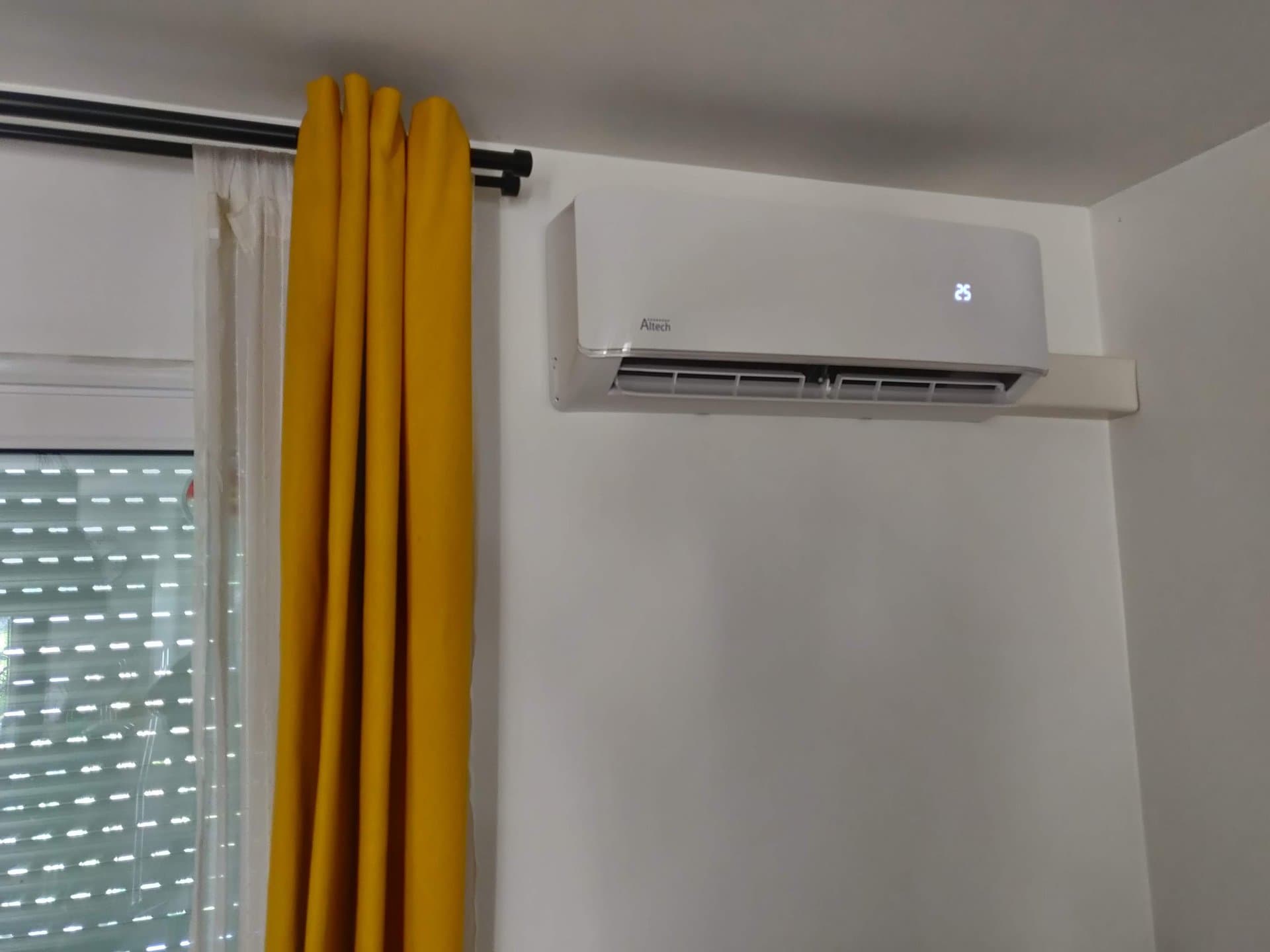 Climatisation Hitachi en fonctionnement consigne 25°C à Vaulnaveys-le-Haut par Air Eco Clim