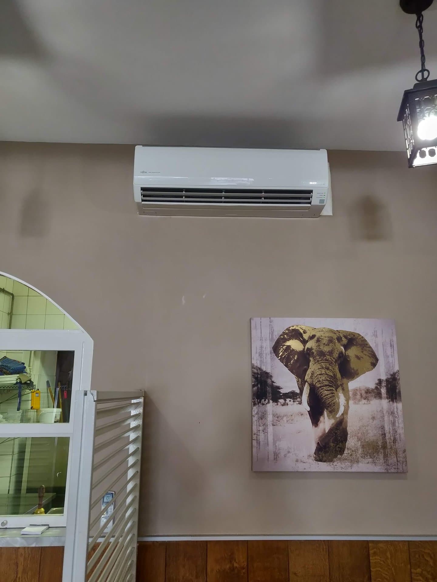 Climatisation murale Mitsubishi installée en salle à manger à Corenc par Air Eco Clim