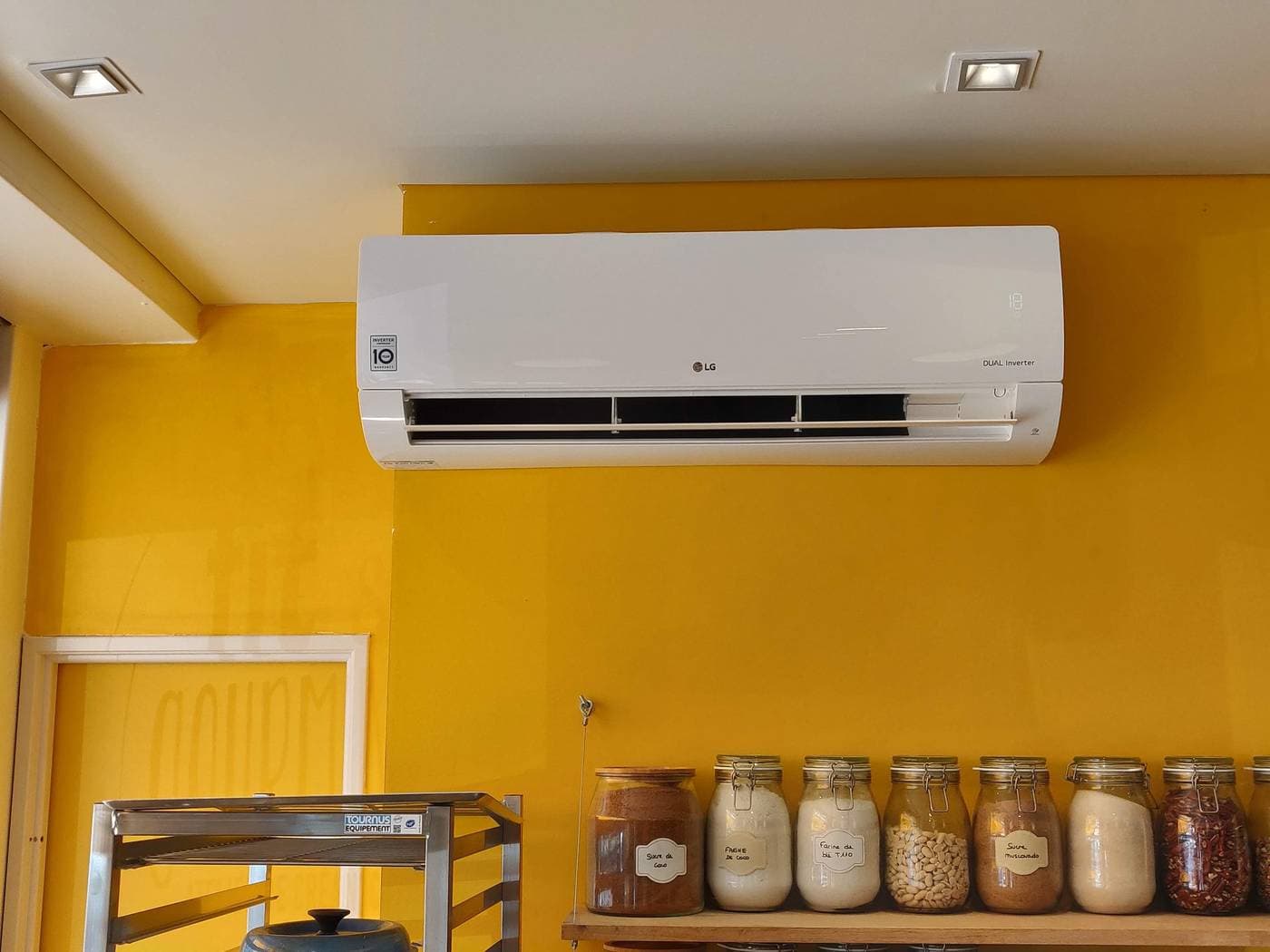 Climatisation murale Toshiba Inverter installée en cuisine à Grenoble par Air Eco Clim
