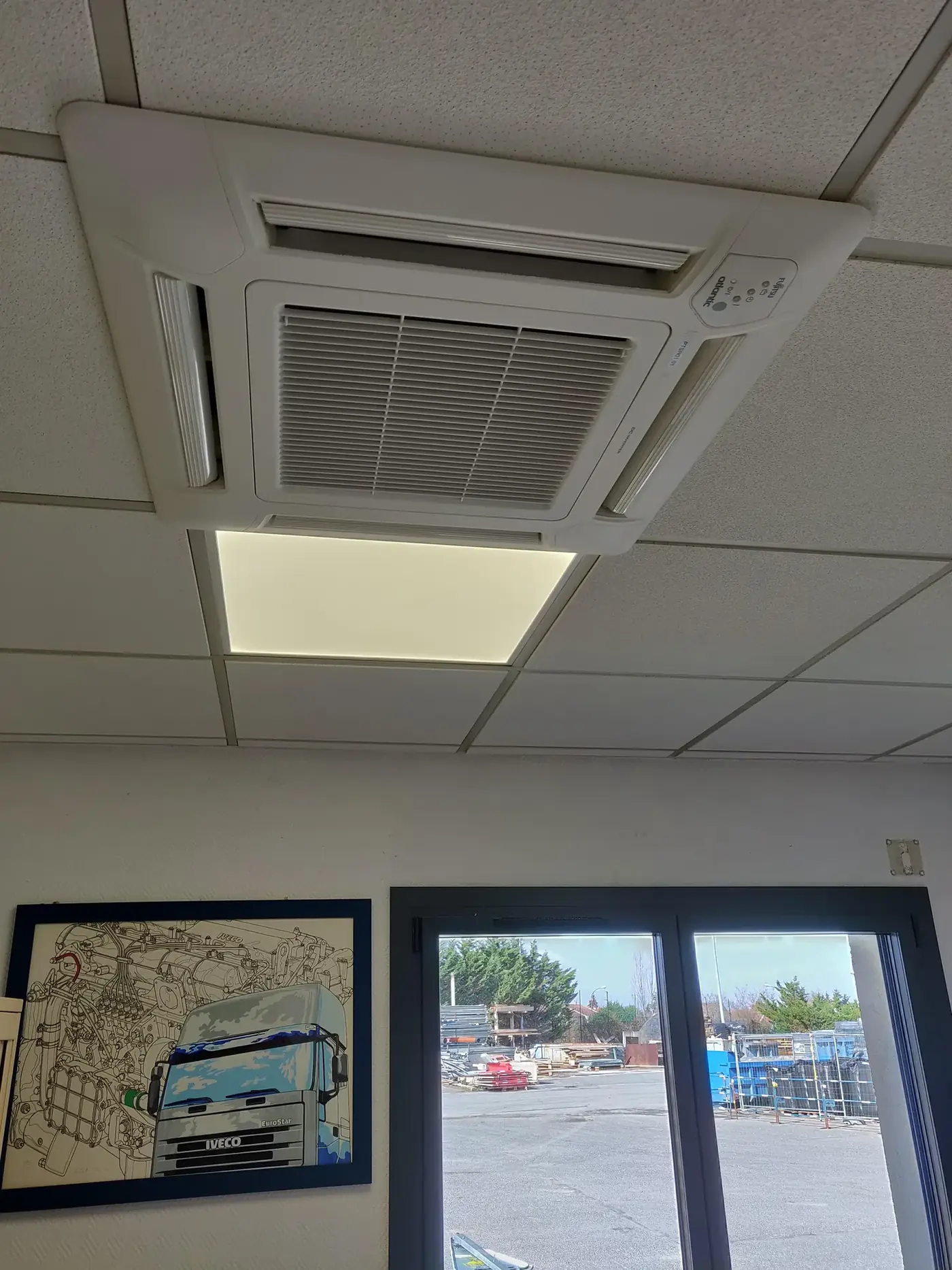 Unité intérieure cassette dans le faux plafond d'un bureau à Jarrie, climatisation multi-split Fujitsu par Air Eco Clim