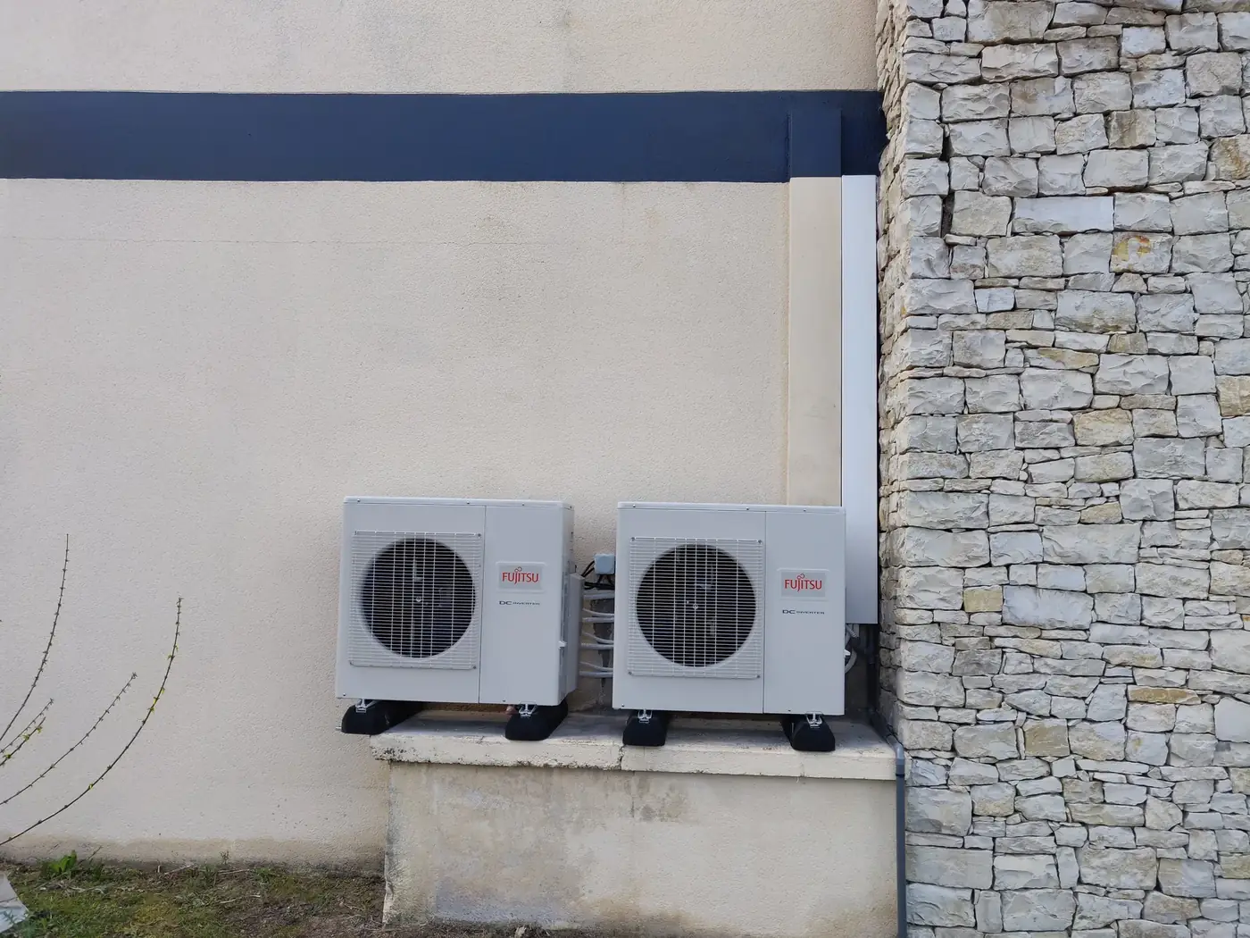 Deux unités extérieures de climatisation multi-split Fujitsu pour des bureaux à Jarrie, installées par Air Eco Clim