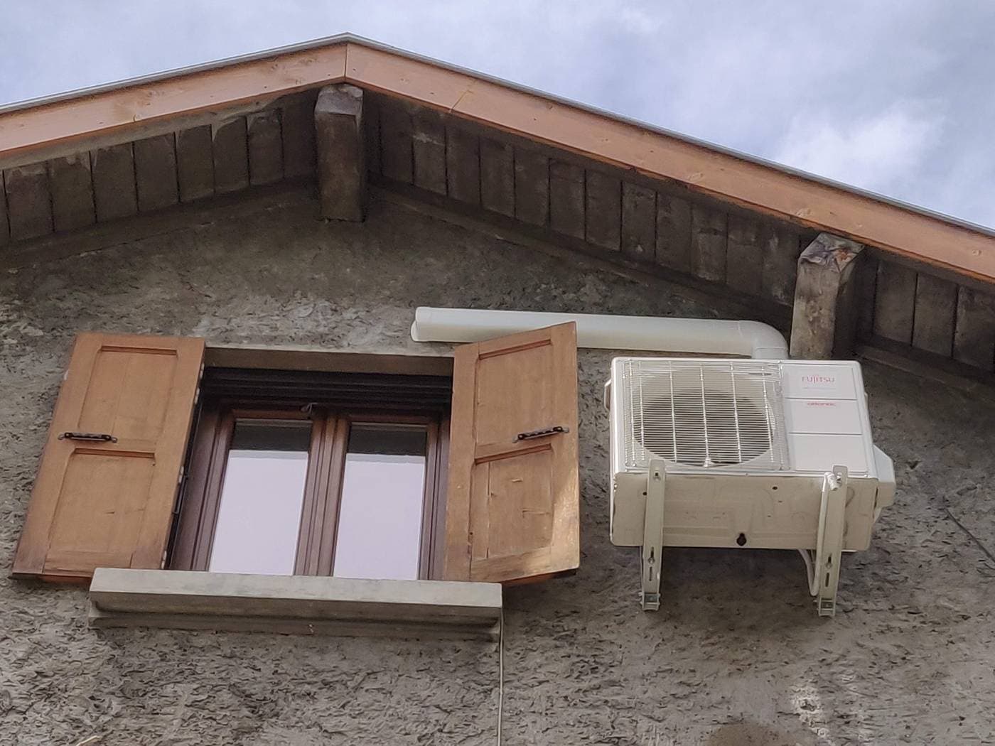 Climatisation murale Panasonic en combles aménagés à Vaulnaveys-le-Haut par Air Eco Clim