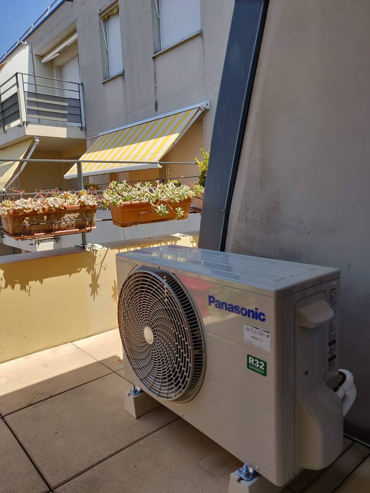 Unité extérieure Panasonic R32 sur balcon d'appartement à Grenoble par Air Eco Clim