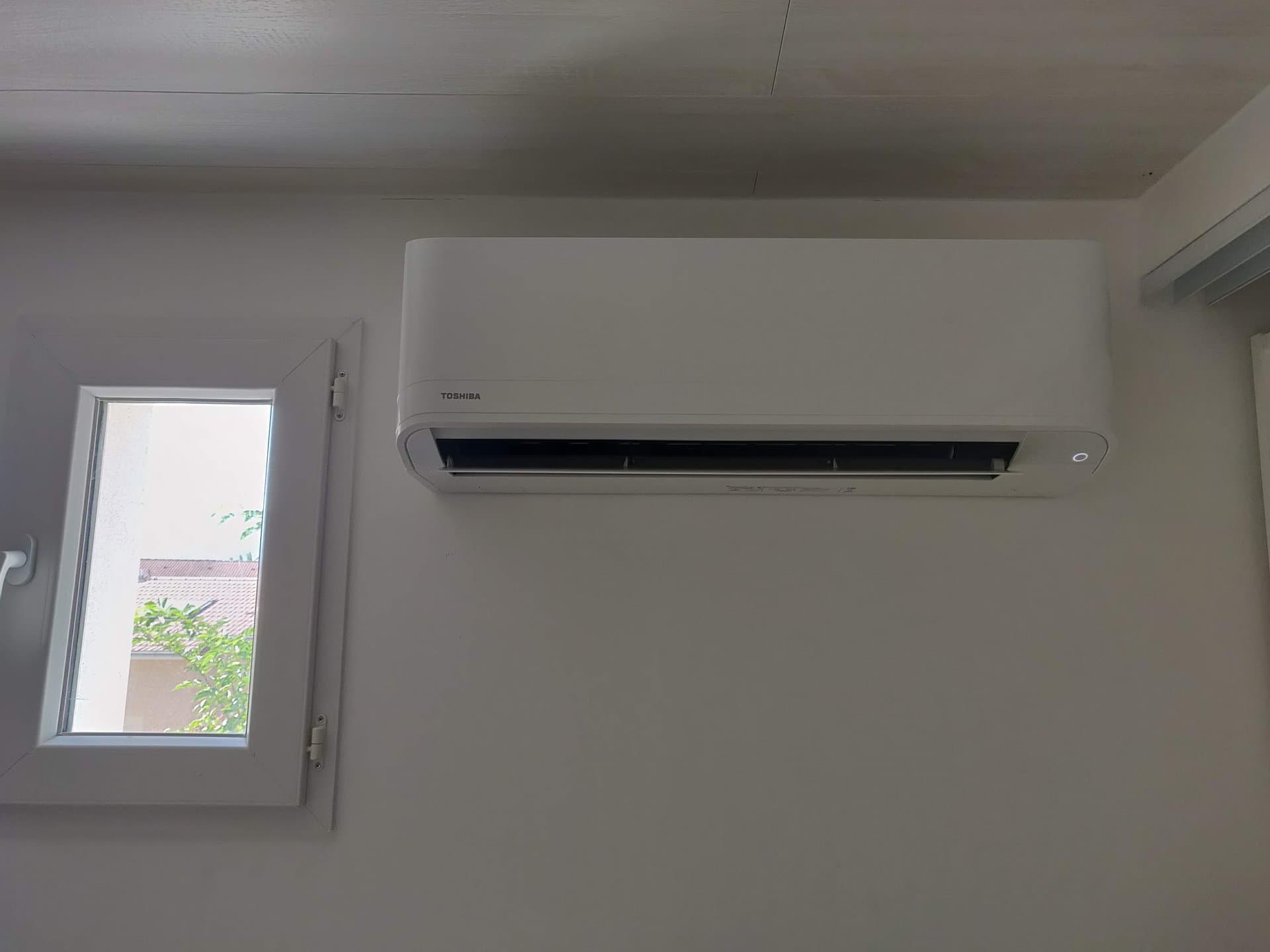 Climatisation murale Toshiba installée en chambre à Biviers par Air Eco Clim