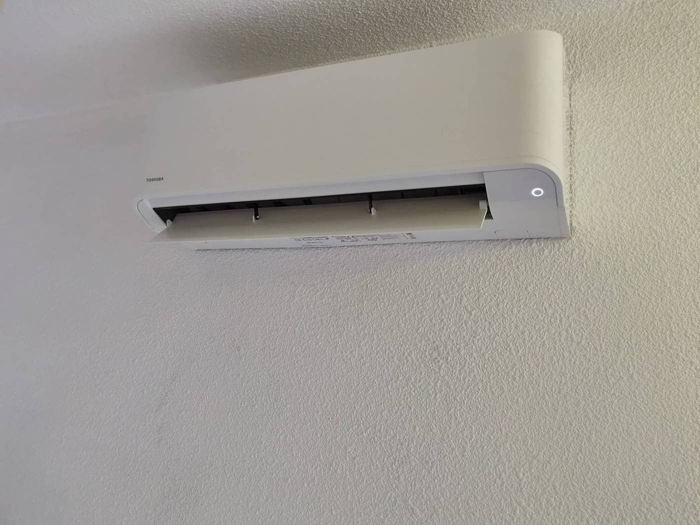 Climatisation murale Toshiba en chambre à Saint-Ismier par Air Eco Clim