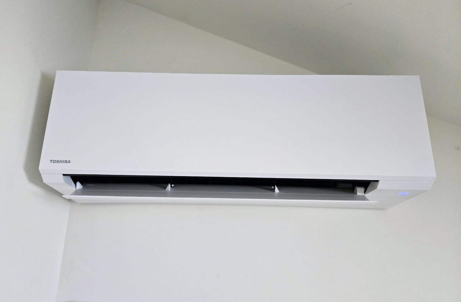 Unité intérieure Toshiba tri-split posée à Vif par Air Eco Clim