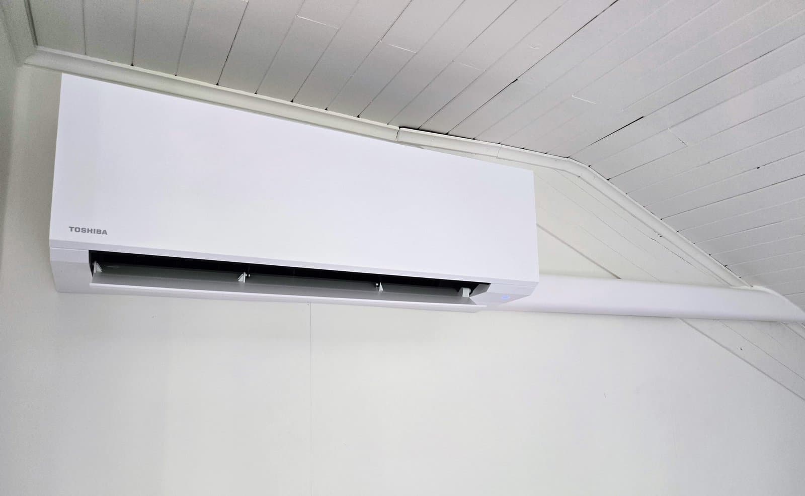 Climatisation murale Toshiba tri-split installée sous pente à Vif par Air Eco Clim