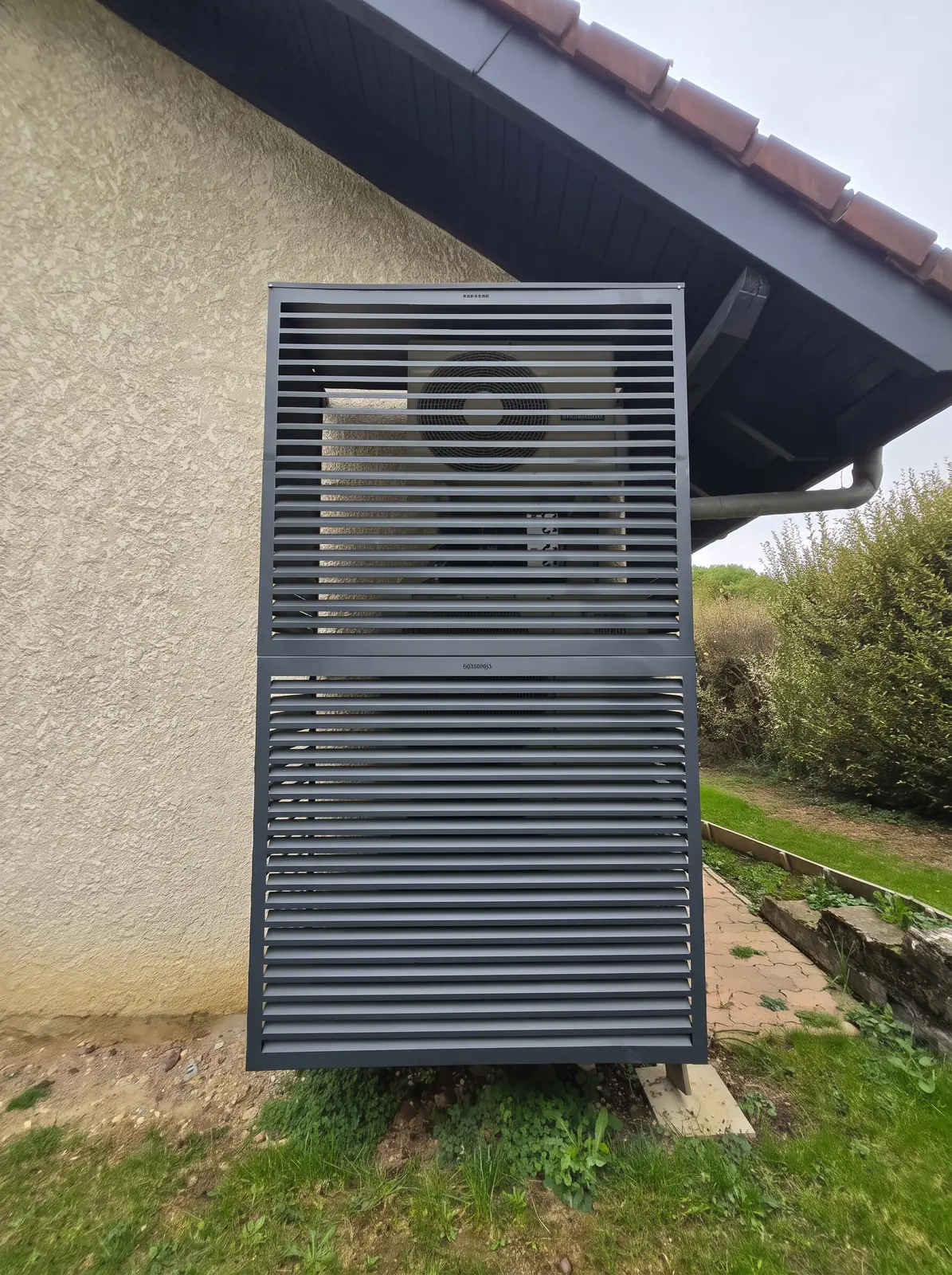 Groupe extérieur Mitsubishi Electric Zubadan habillé d’un cache, Corenc