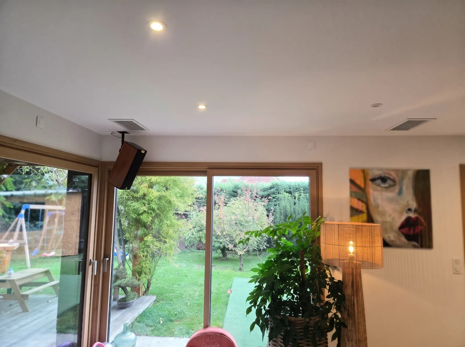 Bouches de soufflage linéaires au plafond du salon, climatisation gainable à Corenc
