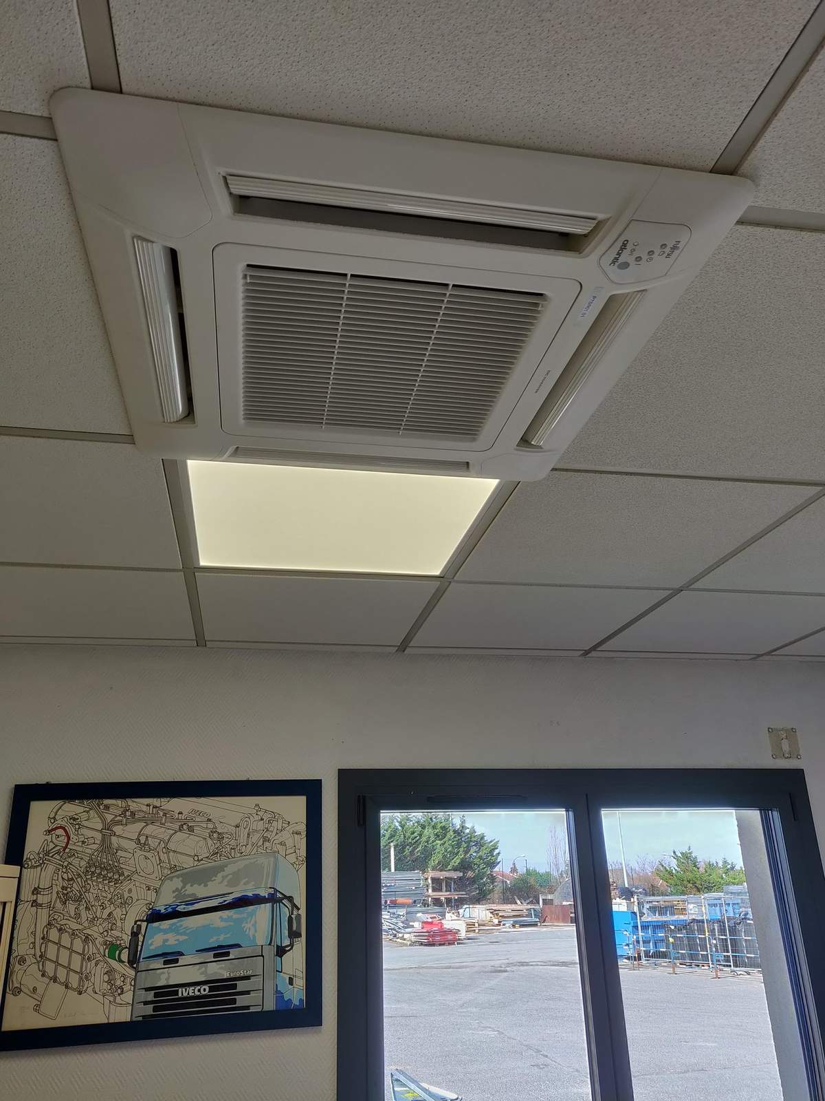 Conduits acier galvanisé isolés pour climatisation industrielle à Jarrie par Air Eco Clim