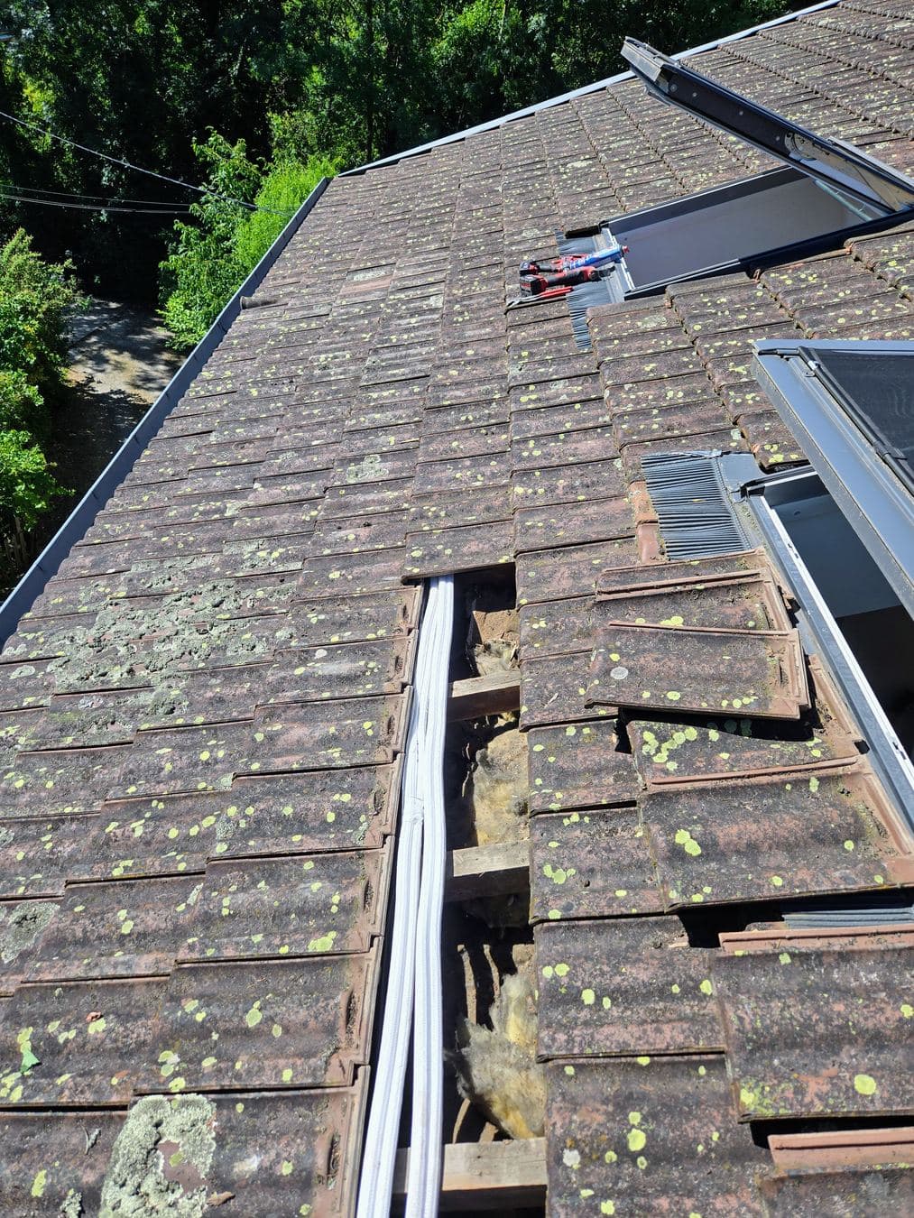 Liaisons frigorifiques intégrées sous les tuiles à Vif, façade préservée — Air Eco Clim