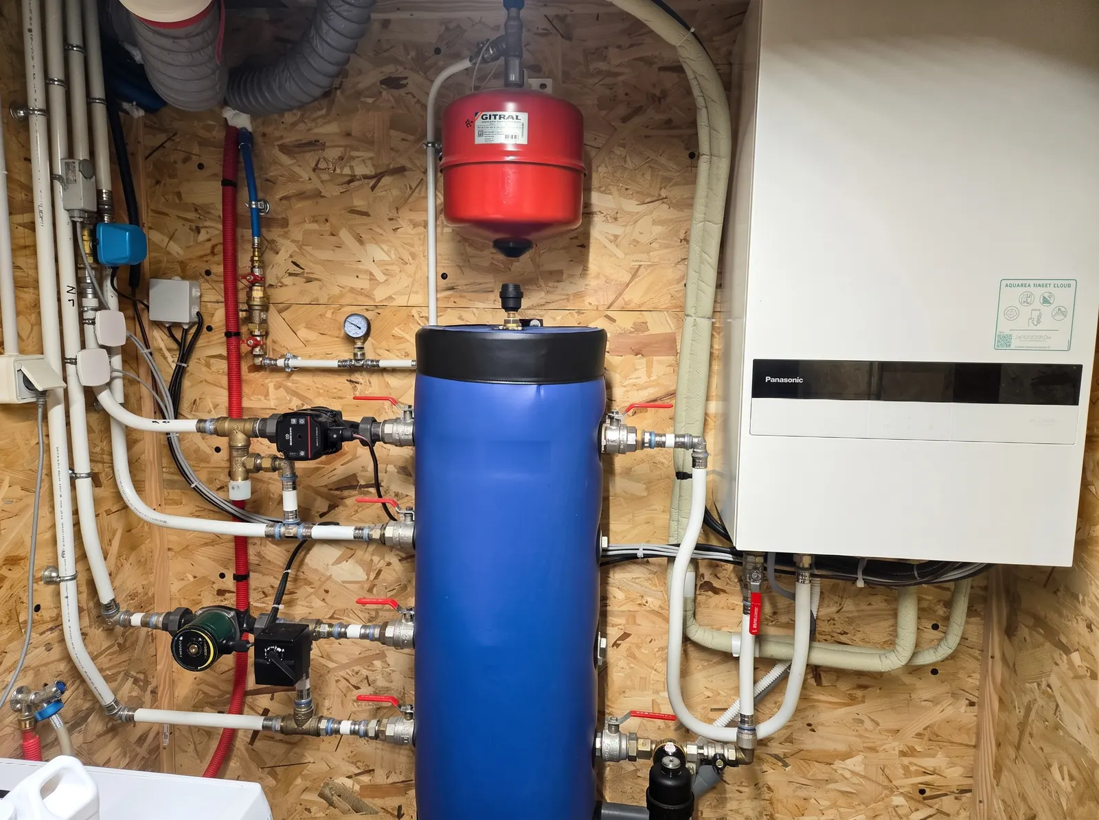 Module hydraulique Panasonic Aquarea et ballon tampon Panasonic 50 litres assurant le découplage, installation double zone à Jarrie