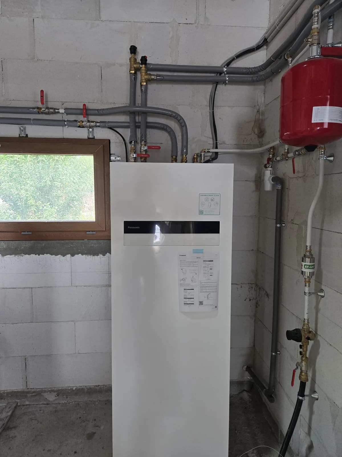 Module intérieur Panasonic Aquarea avec ballon d'eau chaude sanitaire inox 185 litres intégré, installation Air Eco Clim à Saint-Martin-d'Uriage