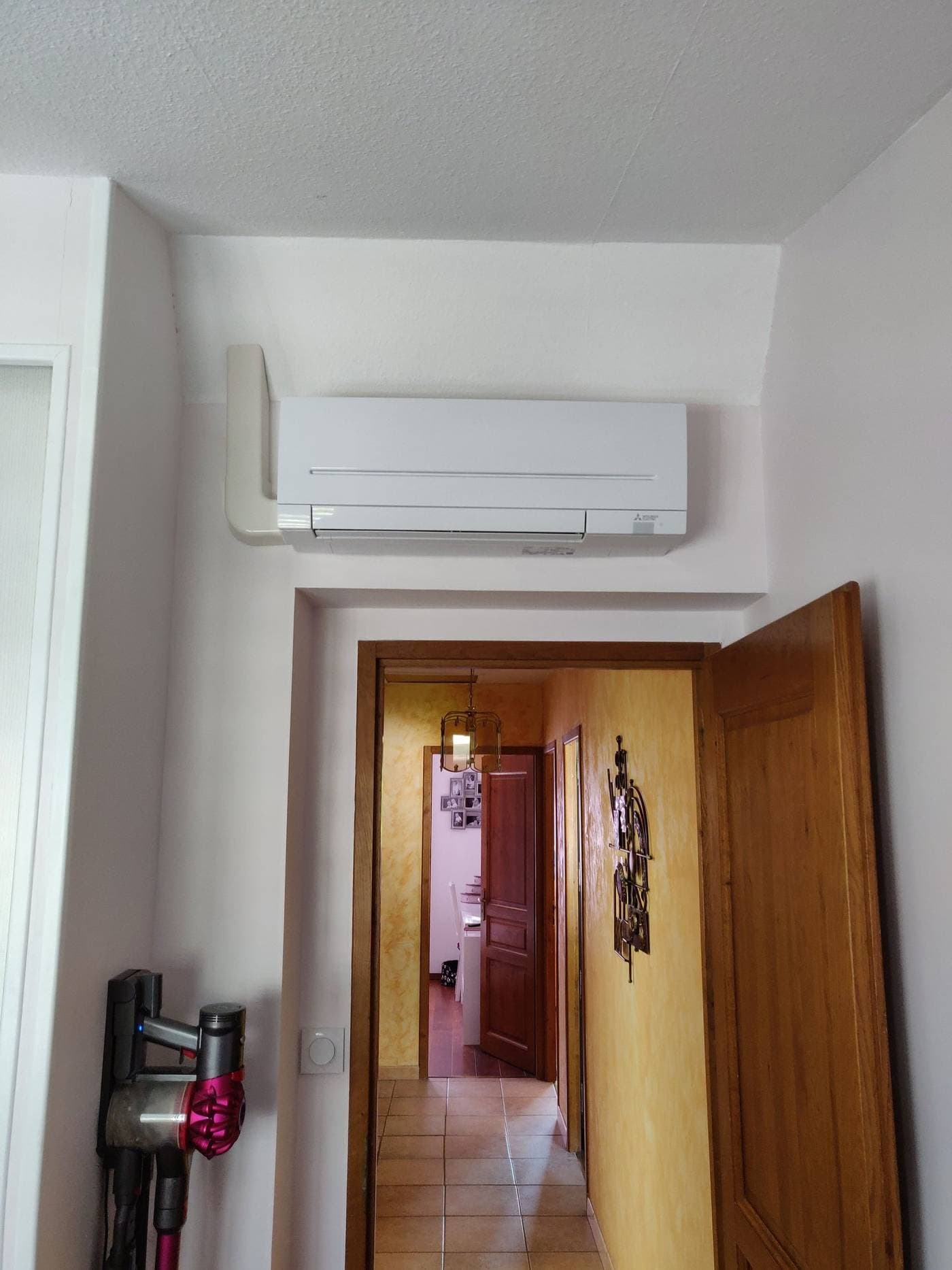Climatiseur mural Mitsubishi Electric posé dans chambre à Meylan par Air Eco Clim