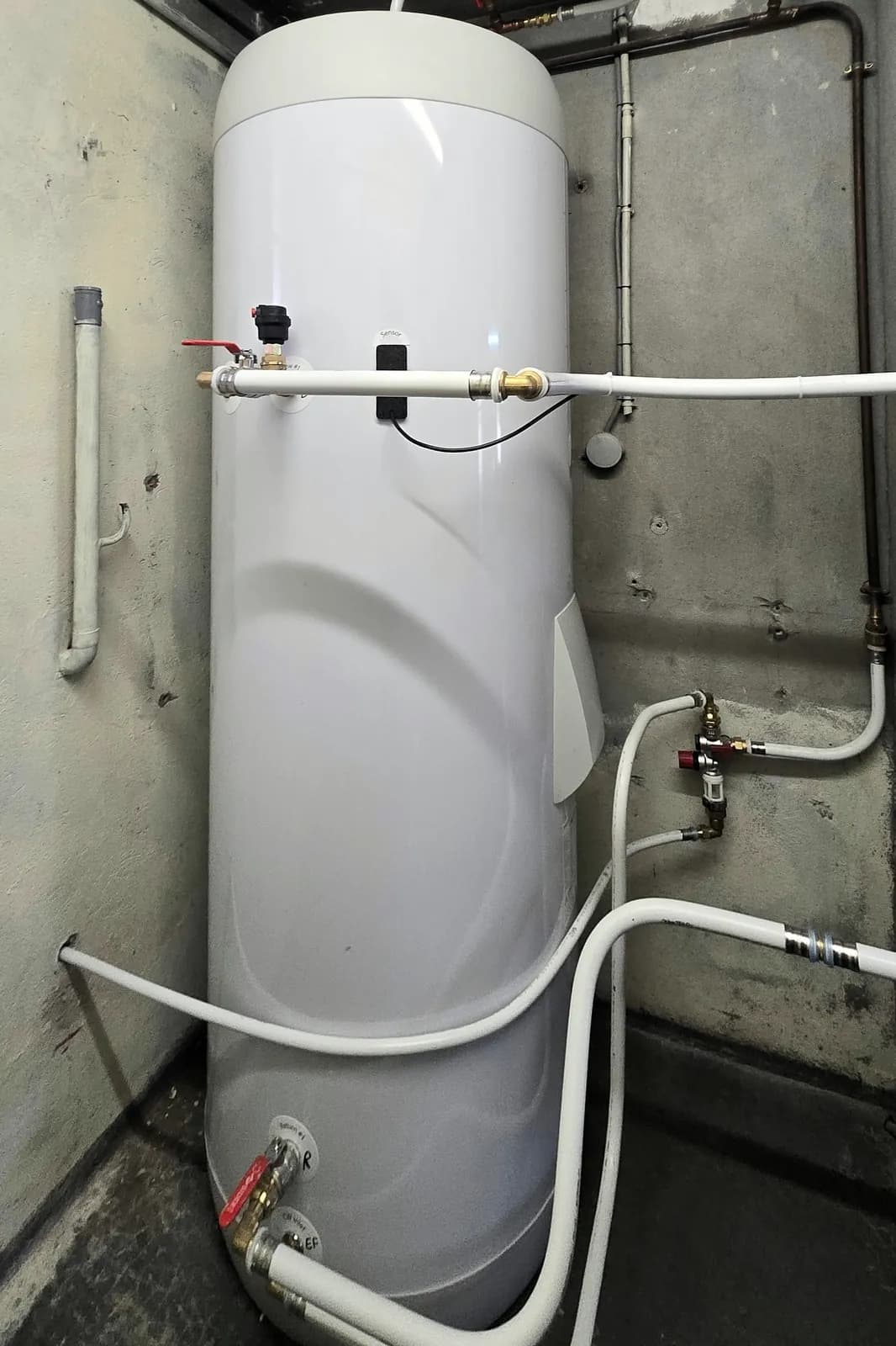 Ballon d'eau chaude inox de 300 litres chauffé par la pompe à chaleur, à Vaulnaveys-le-Haut