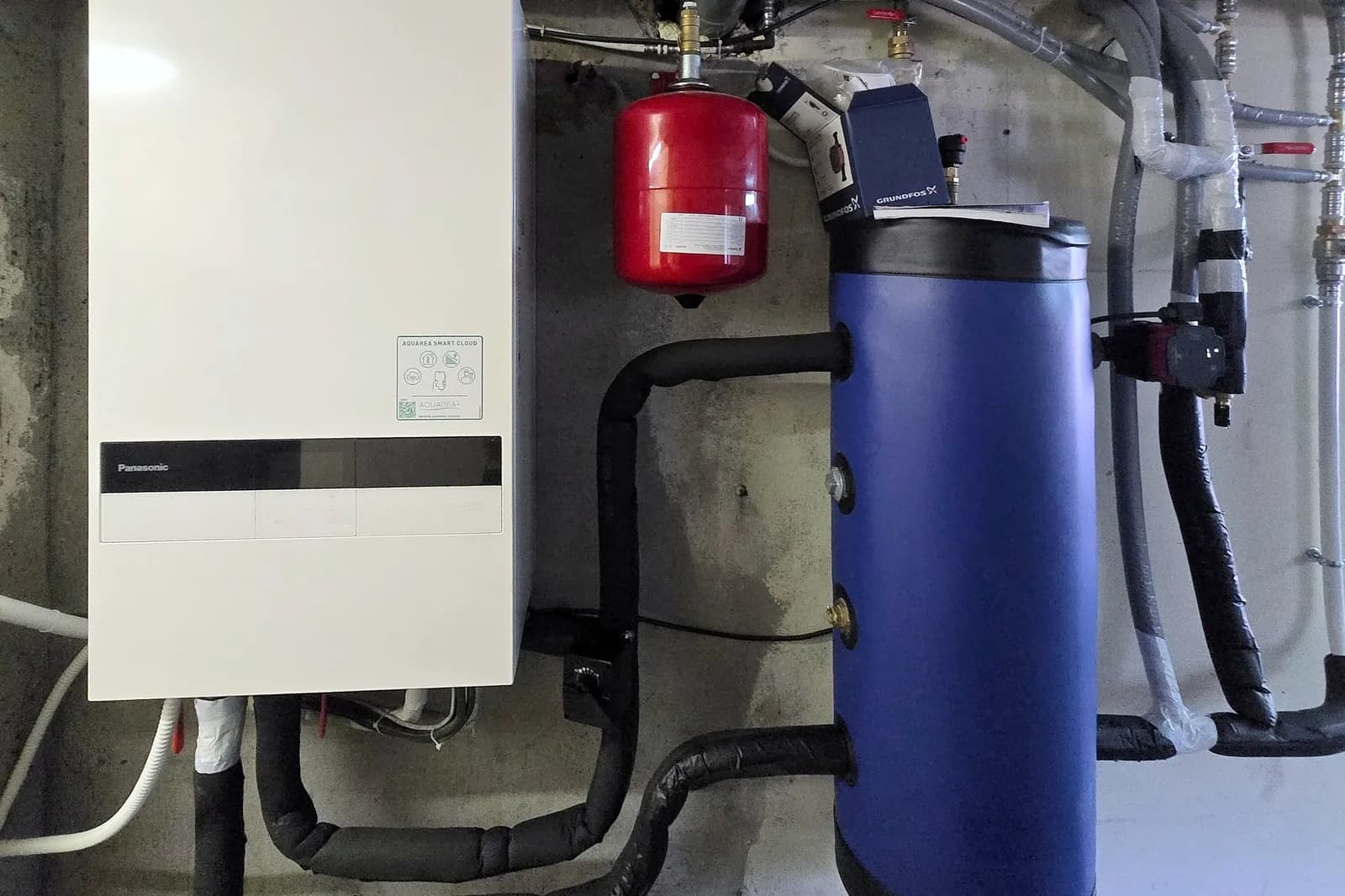 Module hydraulique Panasonic Aquarea et ses raccordements, pompe à chaleur à Vaulnaveys-le-Haut par Air Eco Clim