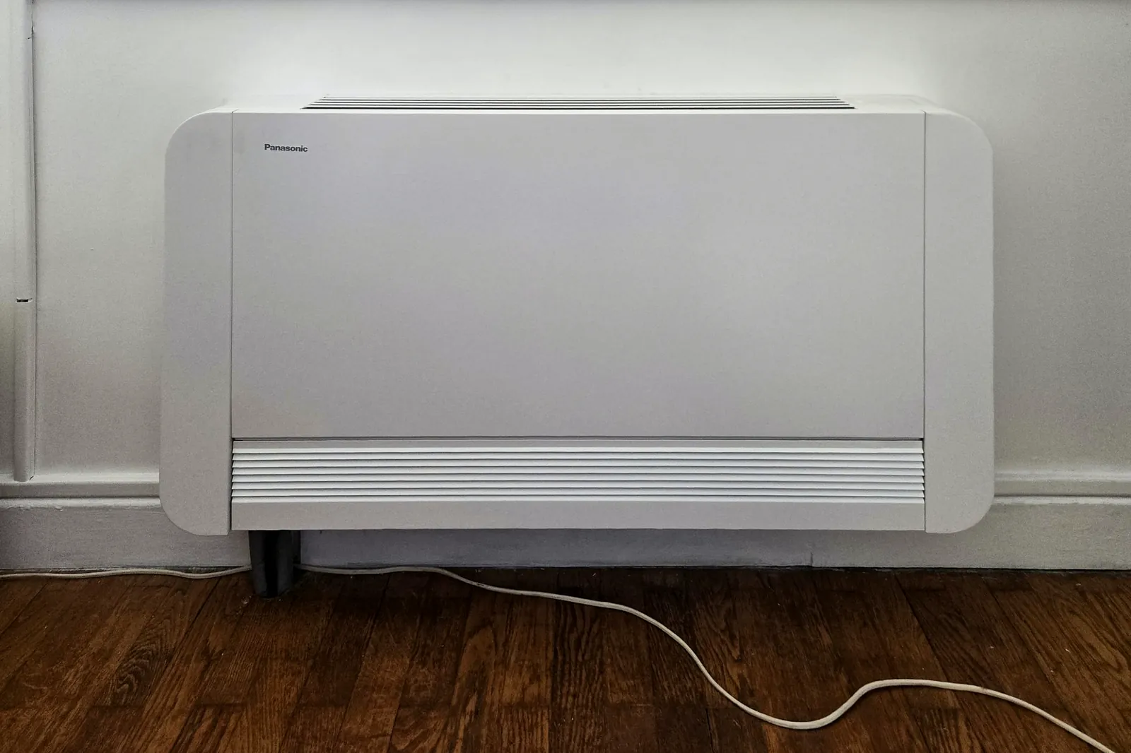 Ventilo-convecteur Panasonic sur parquet, à Vaulnaveys-le-Haut