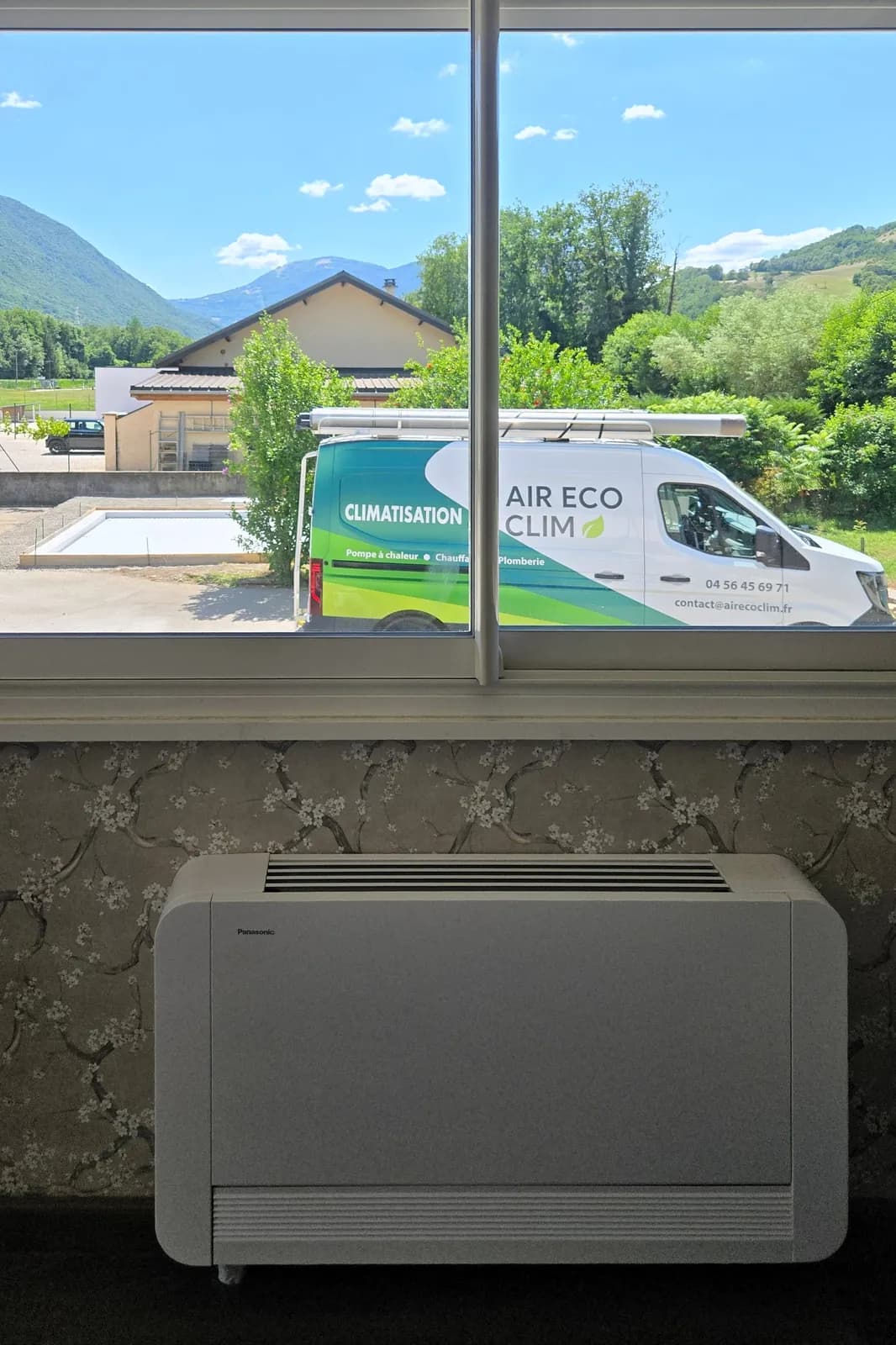 Ventilo-convecteur Panasonic sous une fenêtre et camion Air Eco Clim devant la maison, pompe à chaleur à Vaulnaveys-le-Haut