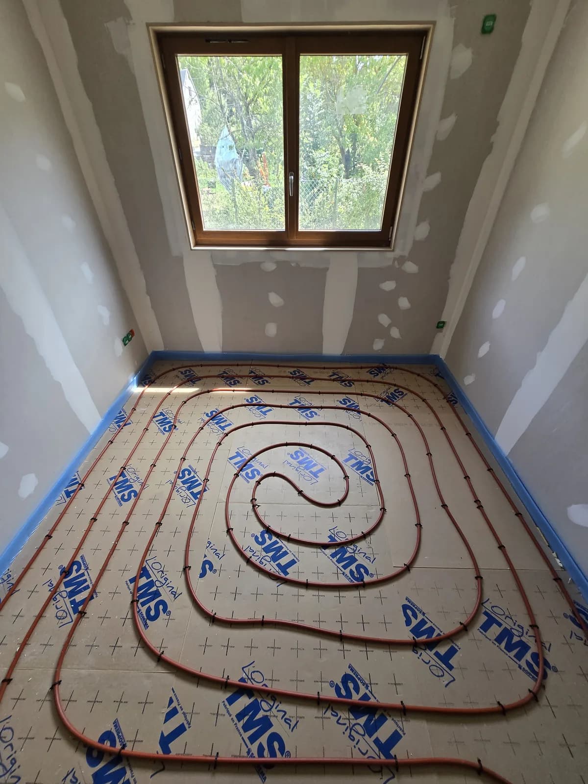 Boucle de plancher chauffant sur isolant TMS dans une chambre, rénovation globale à Saint-Martin-d'Uriage