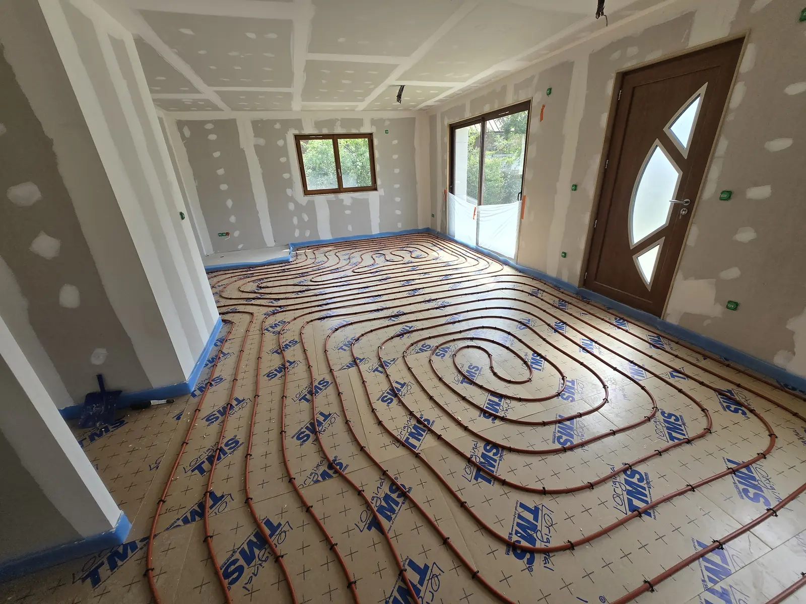 Plancher chauffant hydraulique posé en escargot dans le séjour d'une maison en rénovation à Saint-Martin-d'Uriage