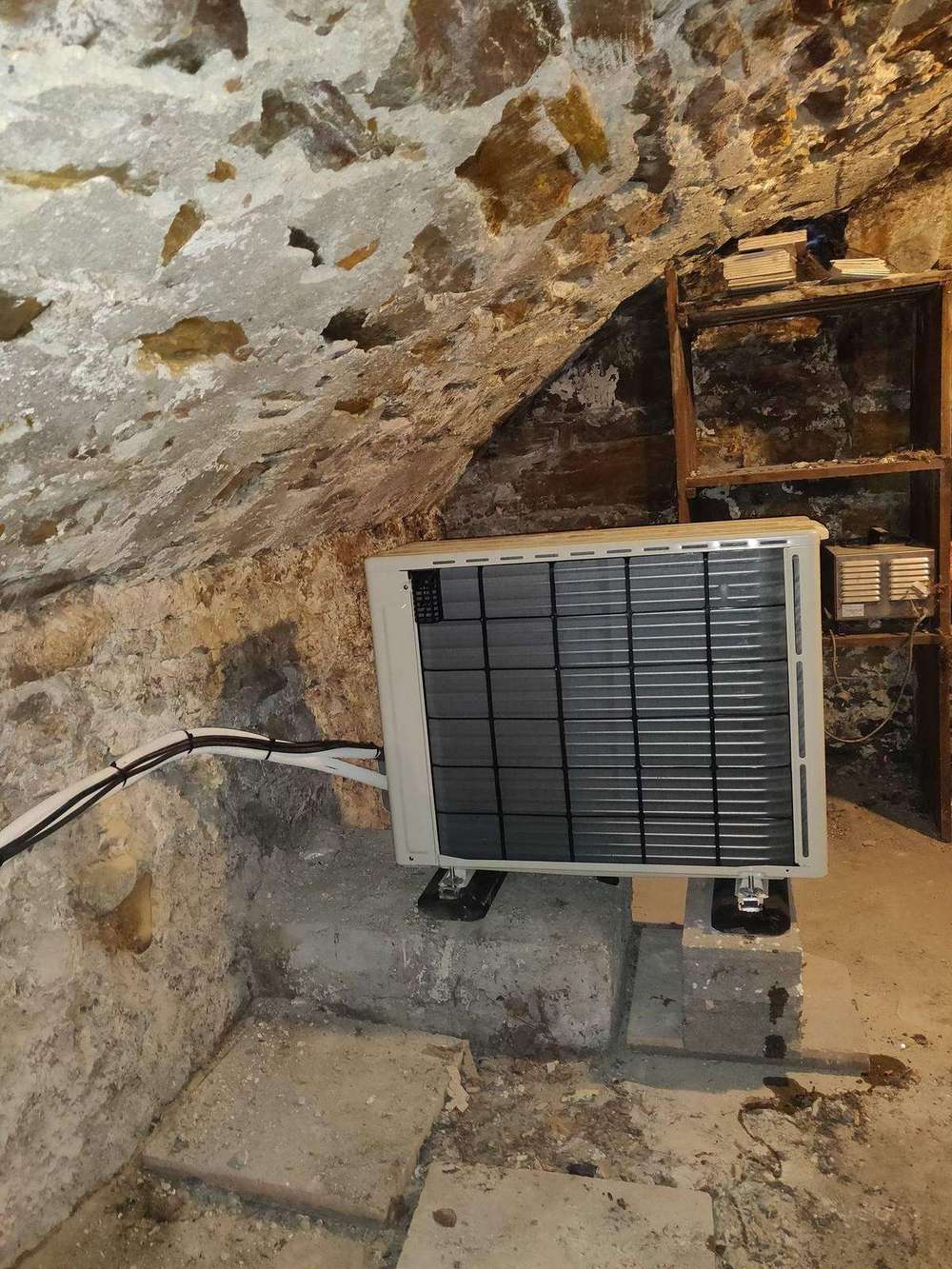 Pompe à chaleur installée dans une cave voûtée en pierres anciennes à Grenoble par Air Eco Clim