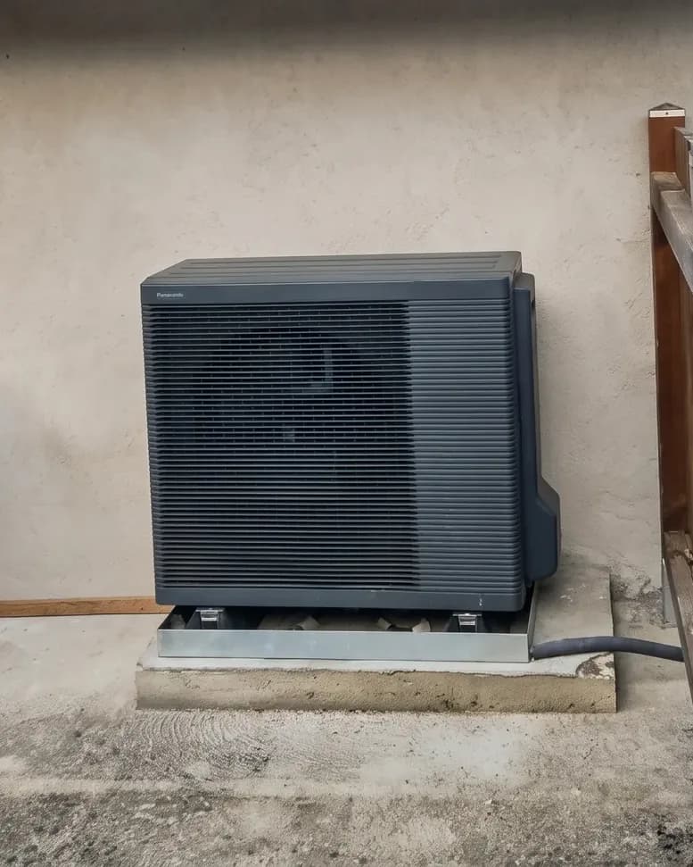 Pompe à chaleur Panasonic Aquarea T-CAP 9 kW installée sur dalle béton à Jarrie par Air Eco Clim, installateur RGE QualiPAC