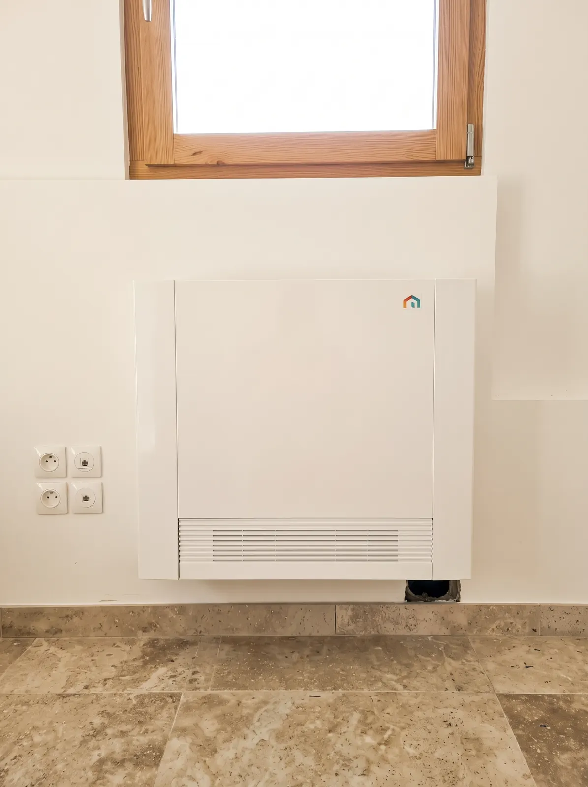 Ventilo-convecteur installé sous fenêtre dans une chambre à Jarrie