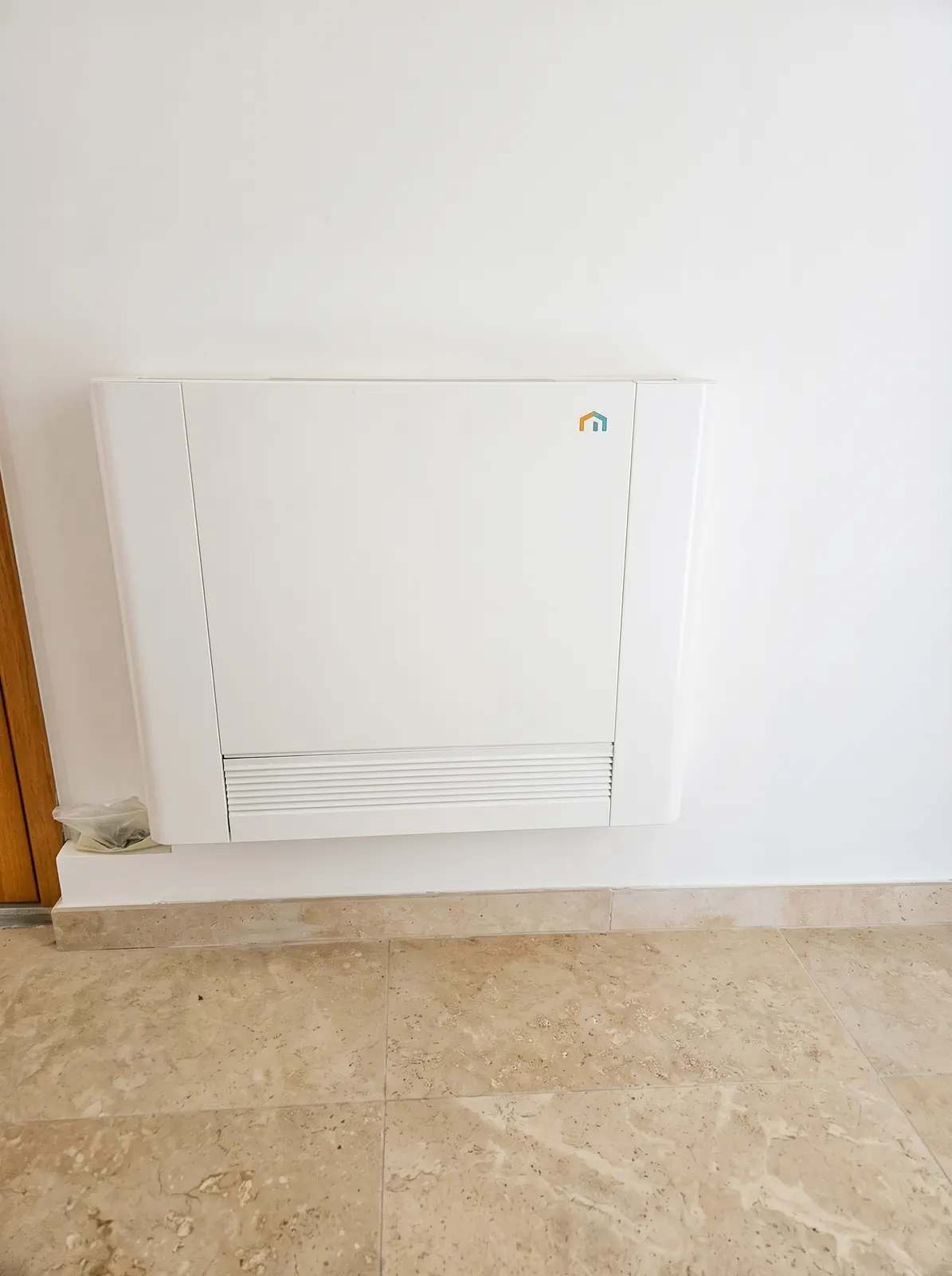 Ventilo-convecteur raccordé à la pompe à chaleur, chauffage et rafraîchissement dans une maison rénovée à Jarrie