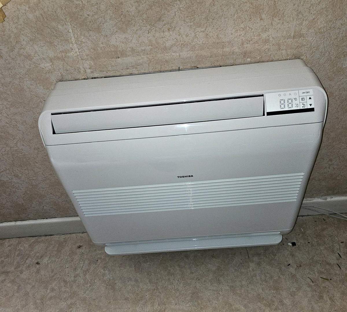 Climatisation console Toshiba installée par Air Eco Clim, idéale en remplacement de radiateur