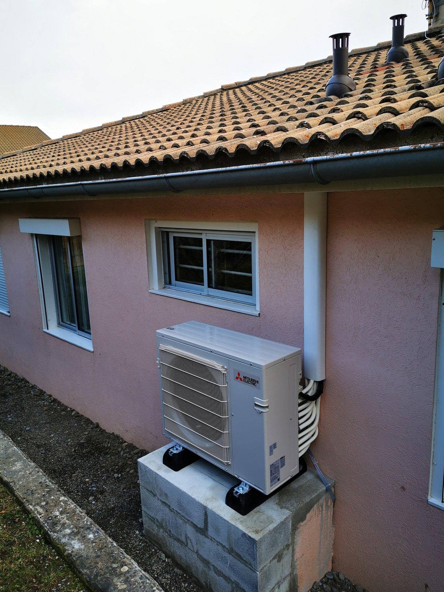 Climatisation Toshiba Daiseikai installée dans villa premium à Corenc avec vue Belledonne par Air Eco Clim