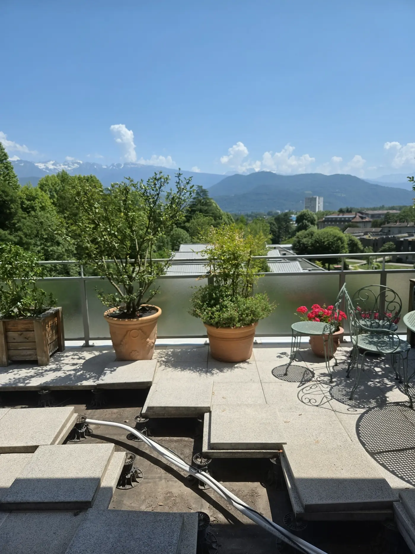 Passage des liaisons frigorifiques sous les dalles sur plots d'une terrasse à Corenc — résultat du carottage à sec