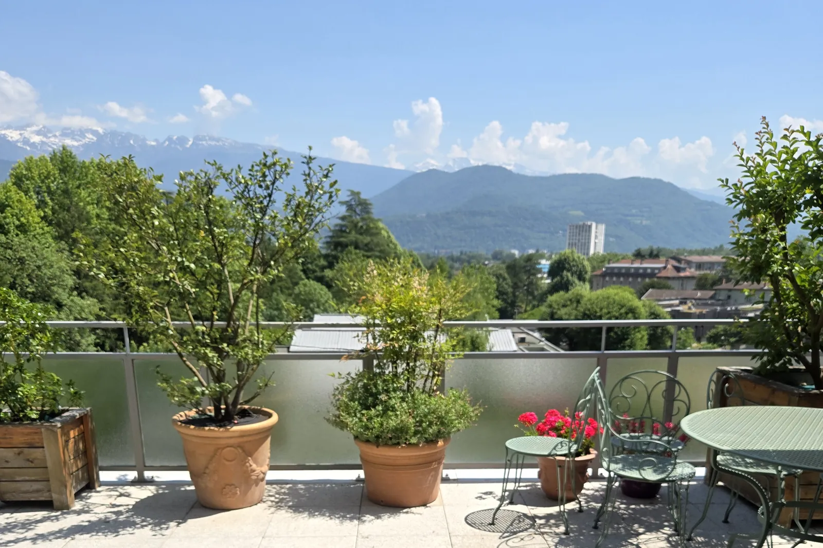 Terrasse finie d'un appartement à Corenc avec vue dégagée sur Belledonne, après installation de climatisation bi-split invisible par Air Eco Clim