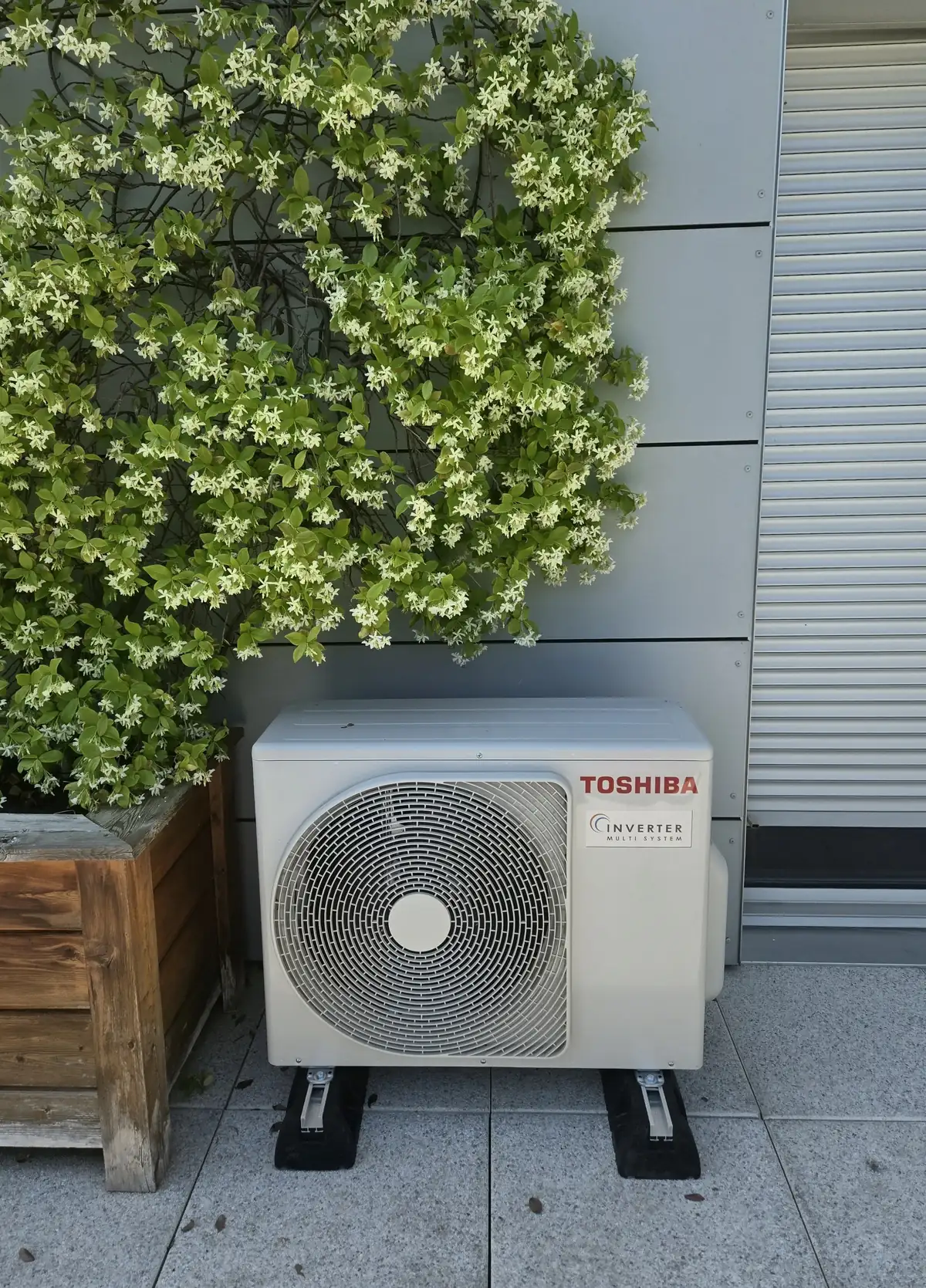 Groupe extérieur de climatisation Toshiba sur la terrasse d'un appartement à Corenc, avant habillage