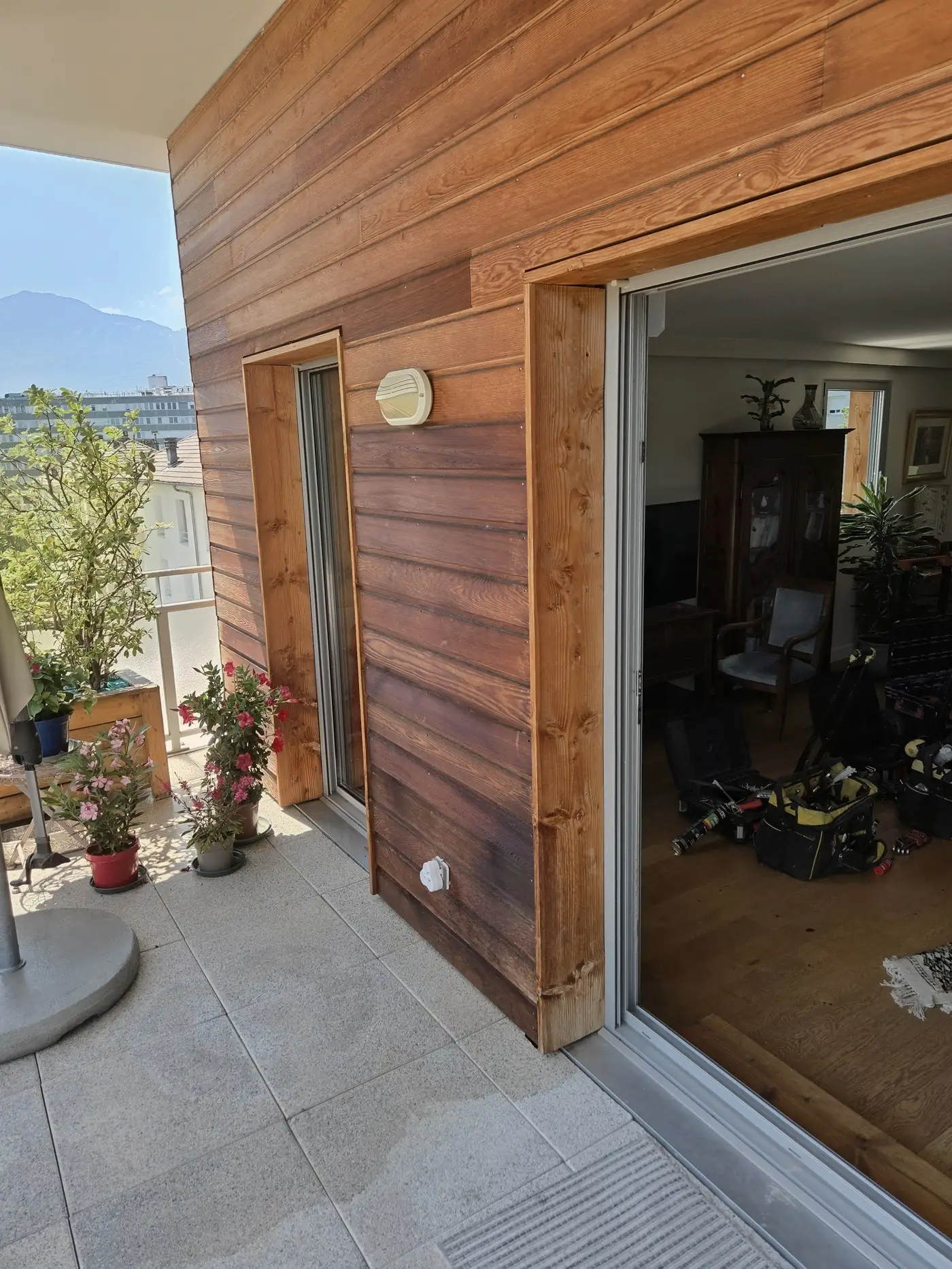 Mur en bois extérieur d'un appartement à Corenc, aucune goulotte de climatisation apparente