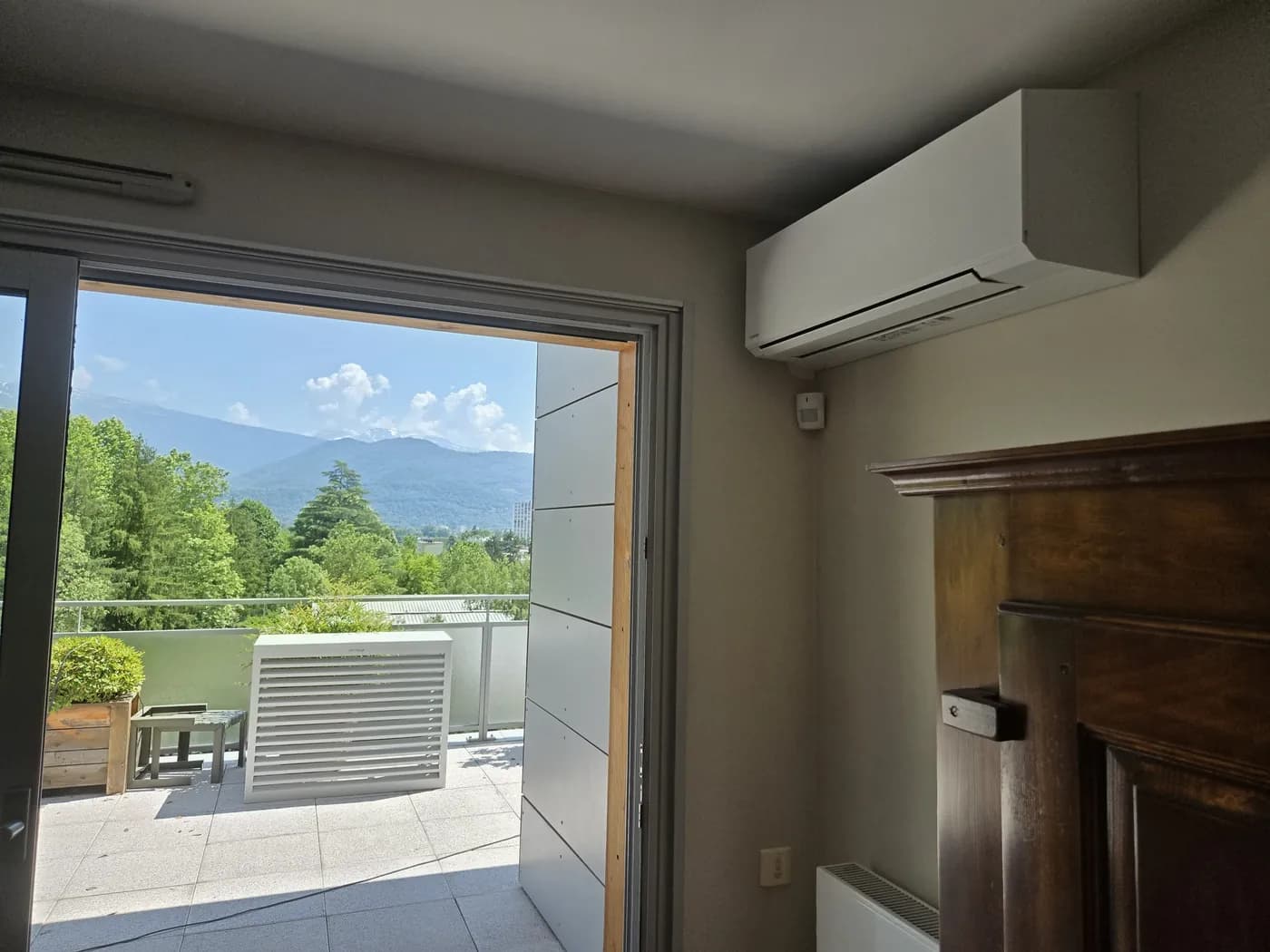 Unité intérieure de climatisation murale Toshiba Shorai Edge face à la vue Belledonne à Corenc