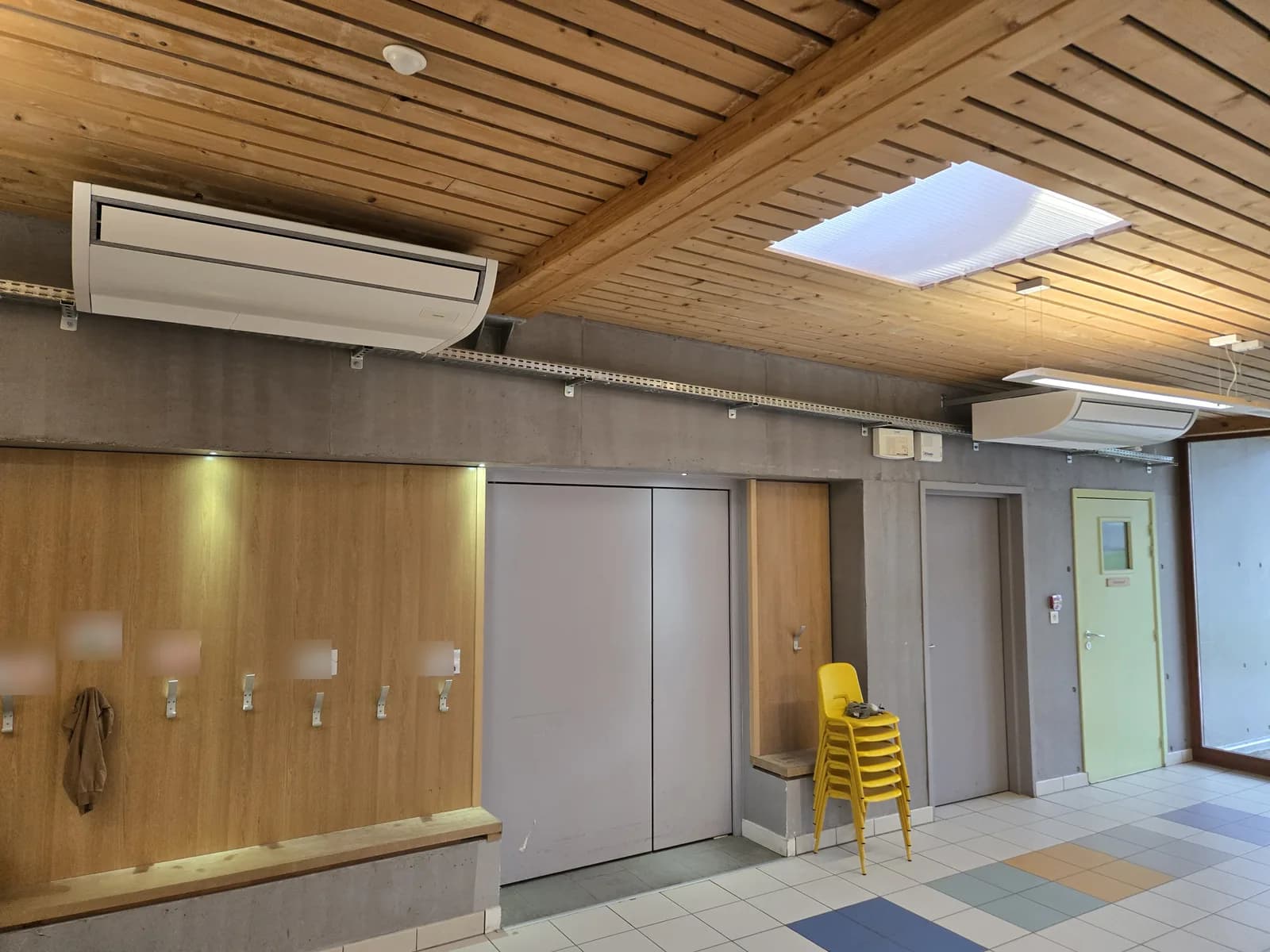 Unités plafonnières installées dans une école à Brié-et-Angonnes — Air Eco Clim