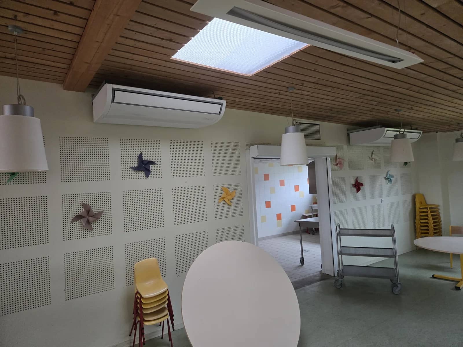 Climatisation tertiaire par plafonniers dans une école à Brié-et-Angonnes (Isère) — Air Eco Clim