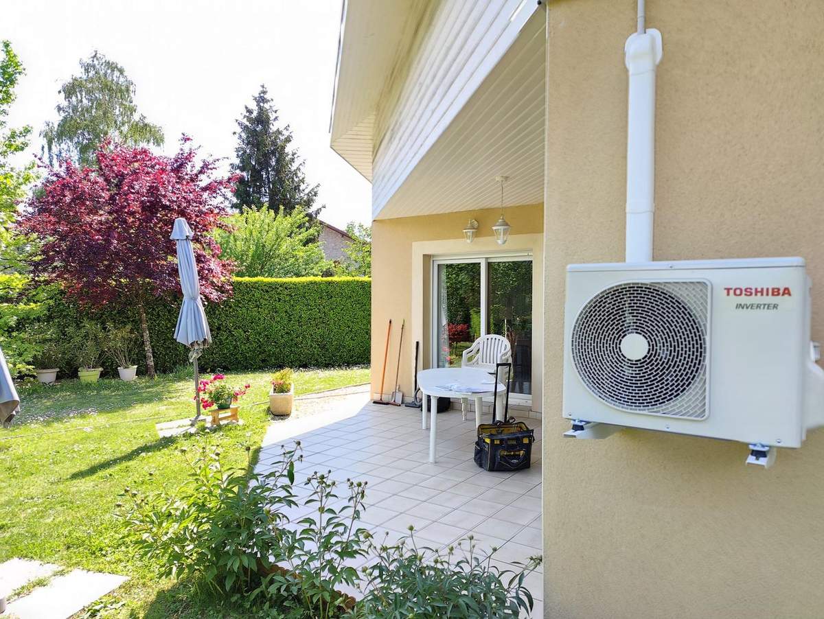 Unité extérieure Toshiba Inverter sur terrasse à Meylan
