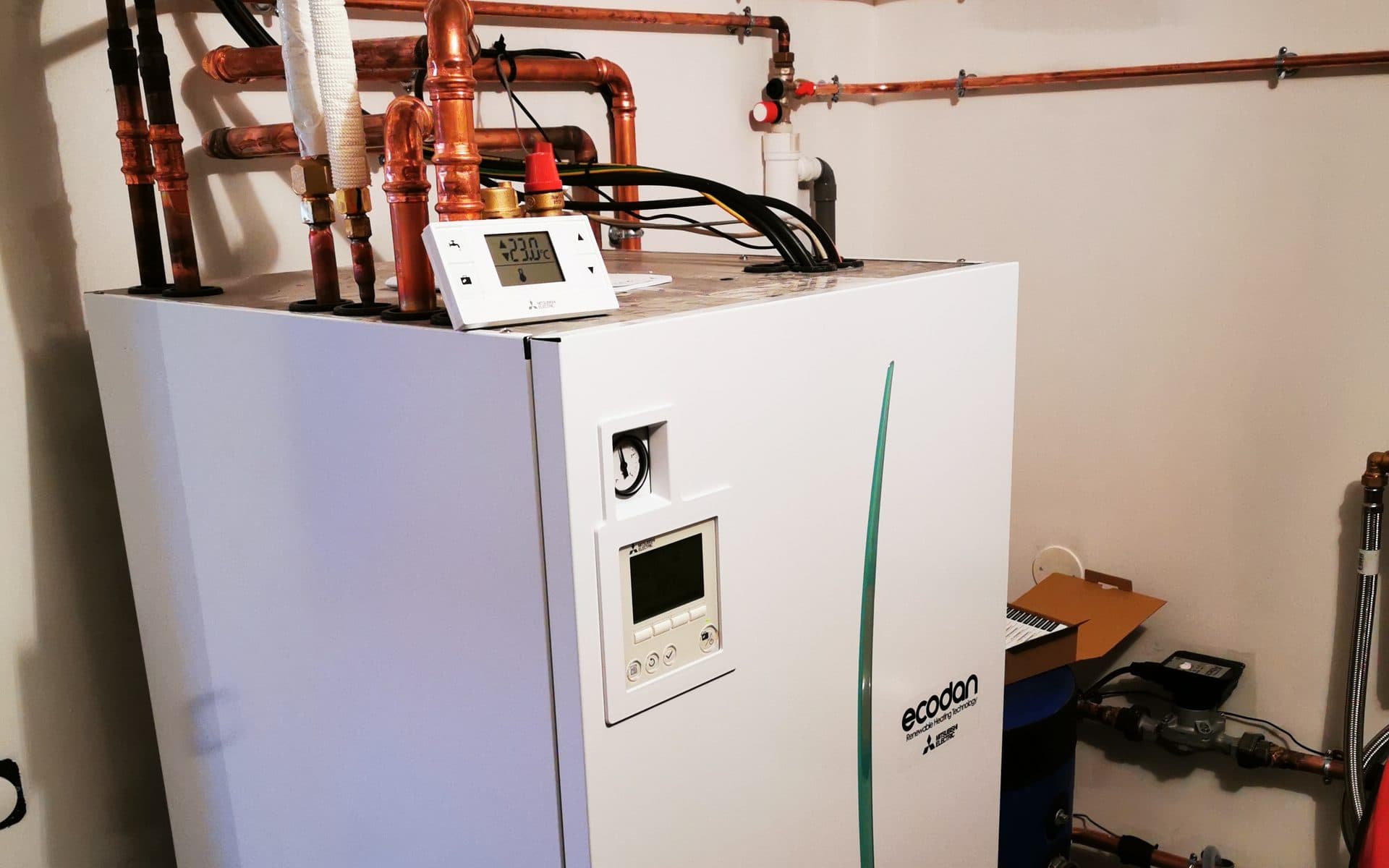 Pompe à chaleur Mitsubishi Ecodan installée à Eybens (38320) par Air Eco Clim — module hydraulique intérieur avec ballon ECS, raccordement cuivre soigné, installateur RGE QualiPAC à Grenoble