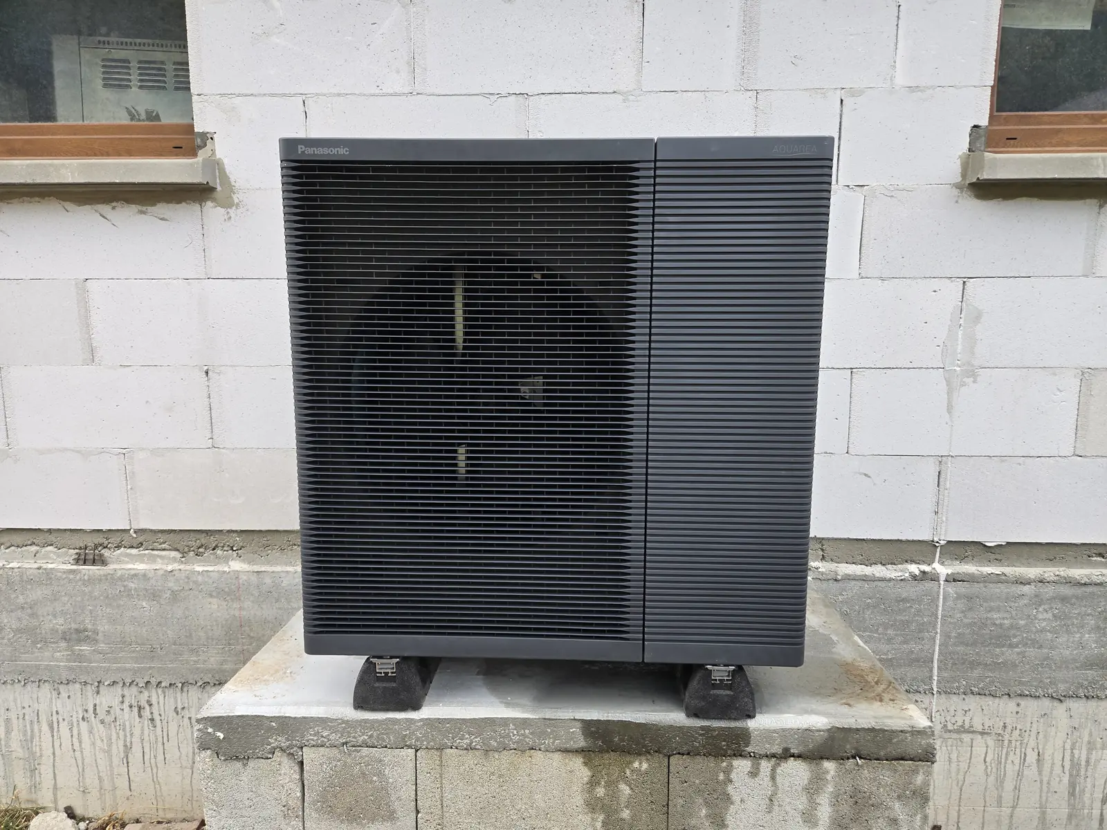 Pompe à chaleur Panasonic Aquarea T-CAP R290 9 kW installée sur plot béton à Saint-Martin-d'Uriage par Air Eco Clim, installateur RGE QualiPAC