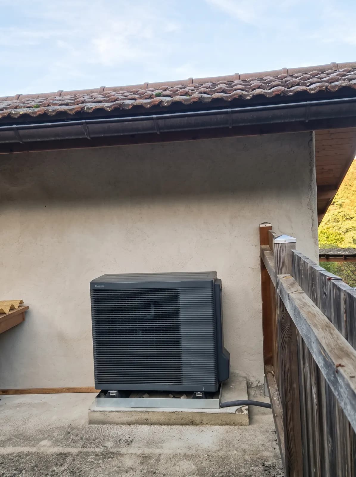 Pompe à chaleur Panasonic Aquarea T-CAP 9 kW installée sur dalle béton à Jarrie par Air Eco Clim, installateur RGE QualiPAC